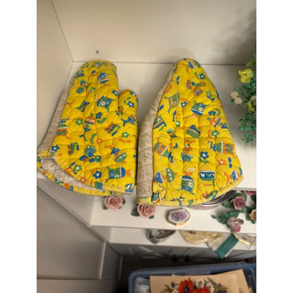 Vintage Yellow Quilted Oven Mitts Floral Teapot Retro Kitchen Linens Set of 2